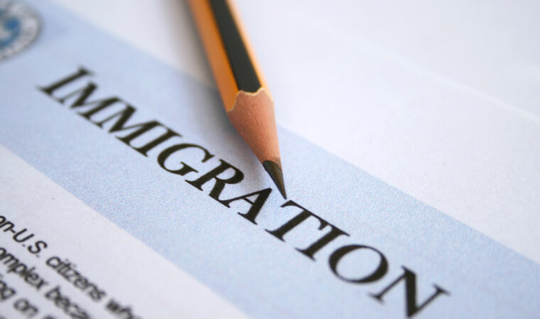 El Impacto de una Segunda Presidencia de Trump en la Inmigración de EE.UU.: Un Vistazo al Proyecto 2025